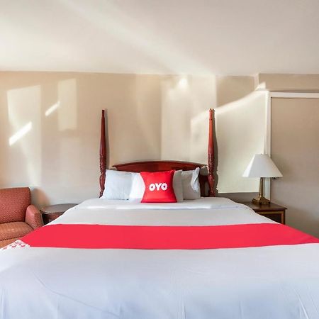 Oyo Hotel Malden Ma Broadway Экстерьер фото