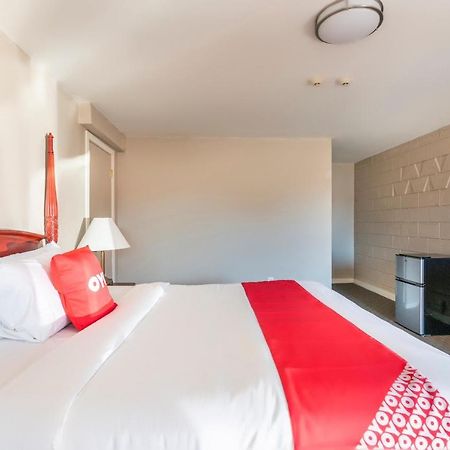 Oyo Hotel Malden Ma Broadway Экстерьер фото