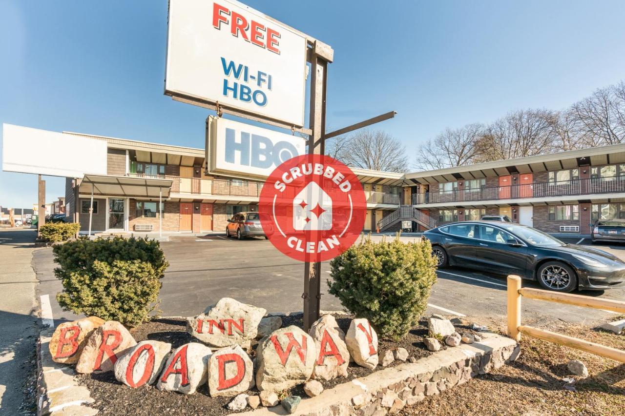 Oyo Hotel Malden Ma Broadway Экстерьер фото