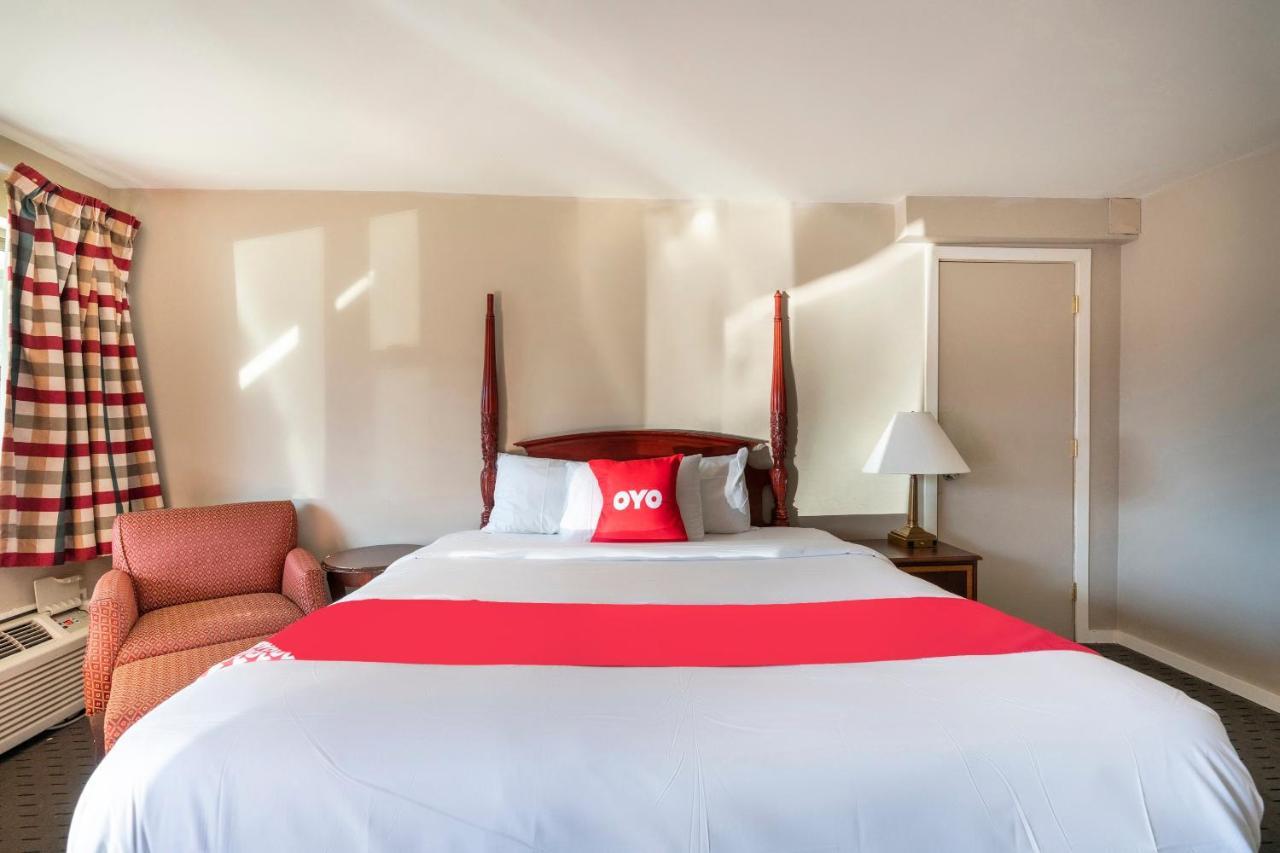 Oyo Hotel Malden Ma Broadway Экстерьер фото