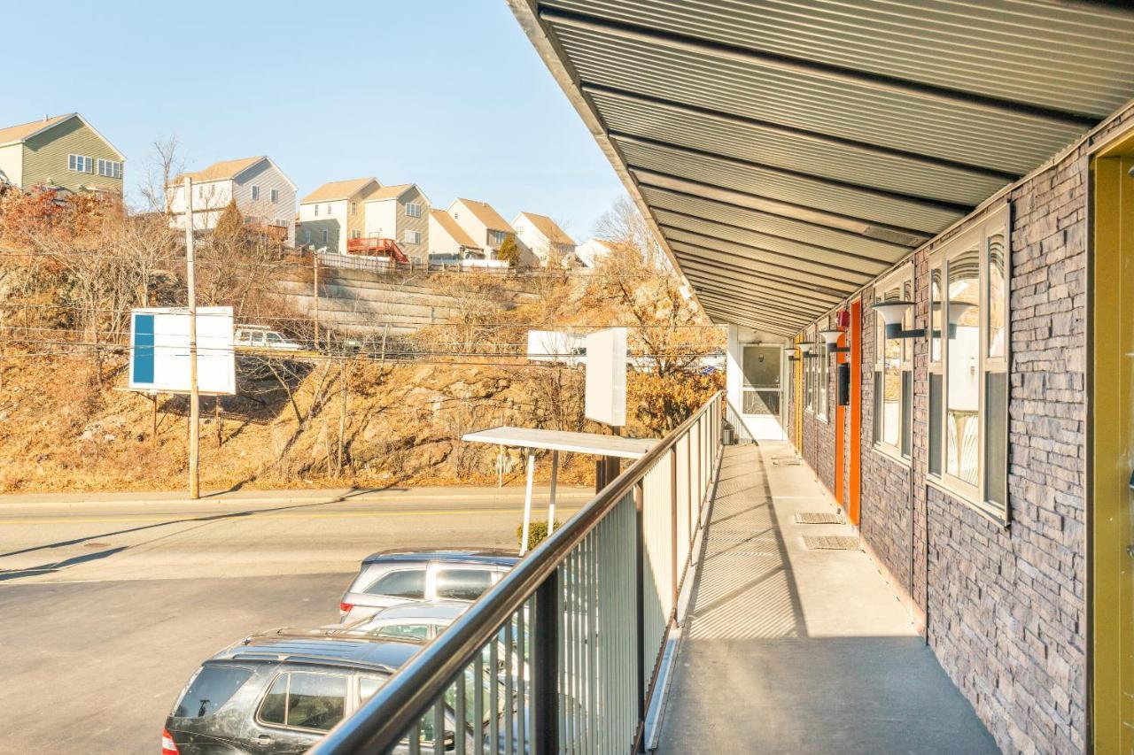 Oyo Hotel Malden Ma Broadway Экстерьер фото