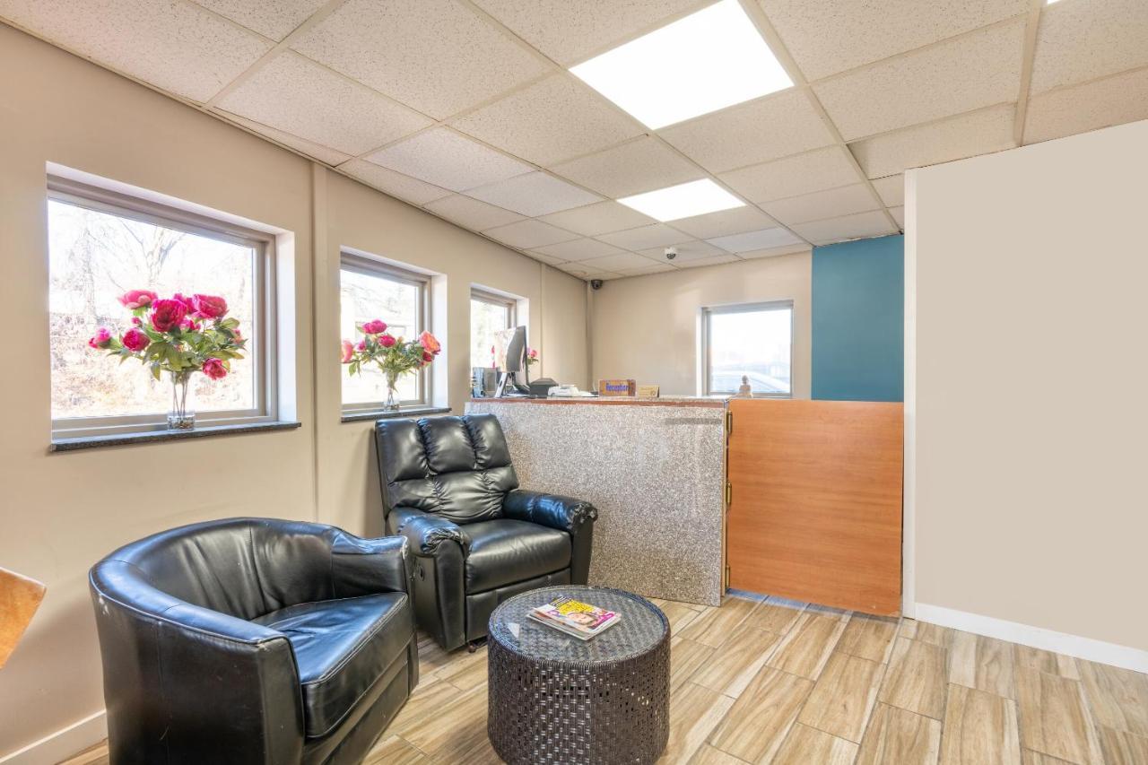 Oyo Hotel Malden Ma Broadway Экстерьер фото