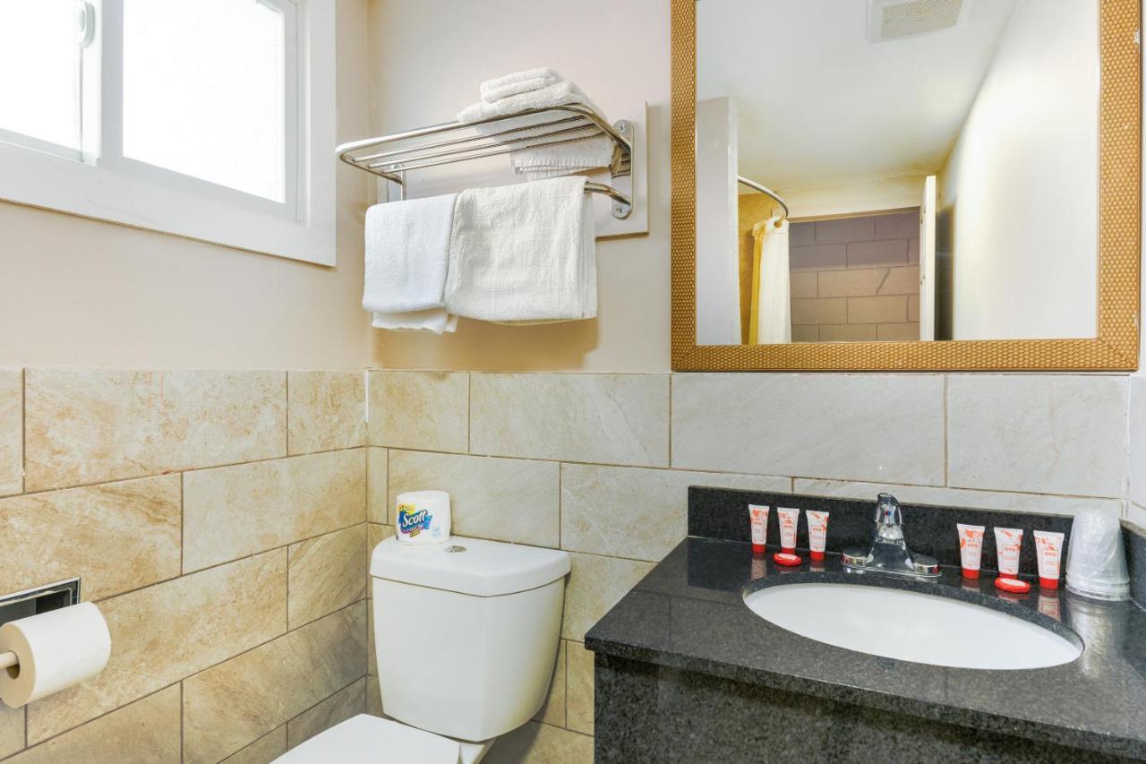 Oyo Hotel Malden Ma Broadway Экстерьер фото