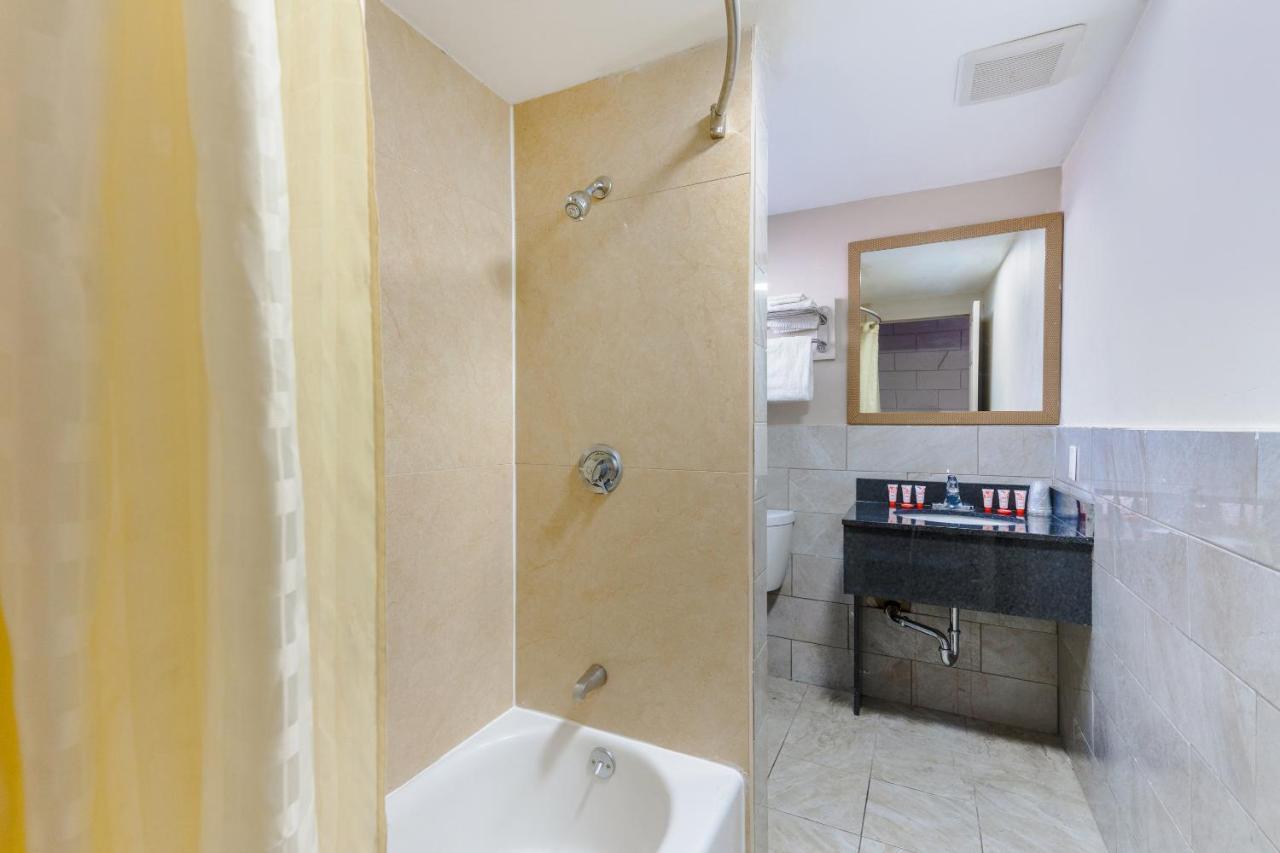 Oyo Hotel Malden Ma Broadway Экстерьер фото