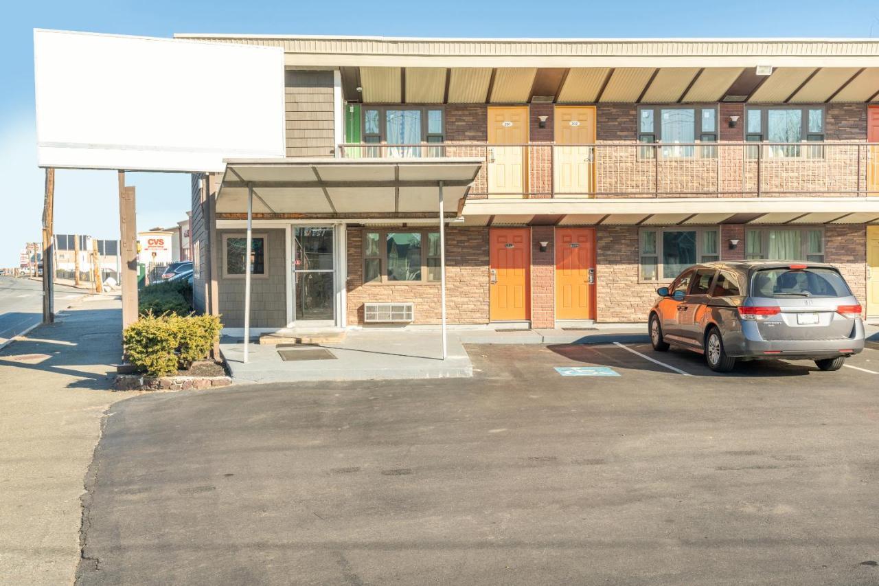 Oyo Hotel Malden Ma Broadway Экстерьер фото