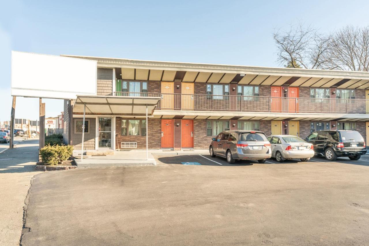 Oyo Hotel Malden Ma Broadway Экстерьер фото