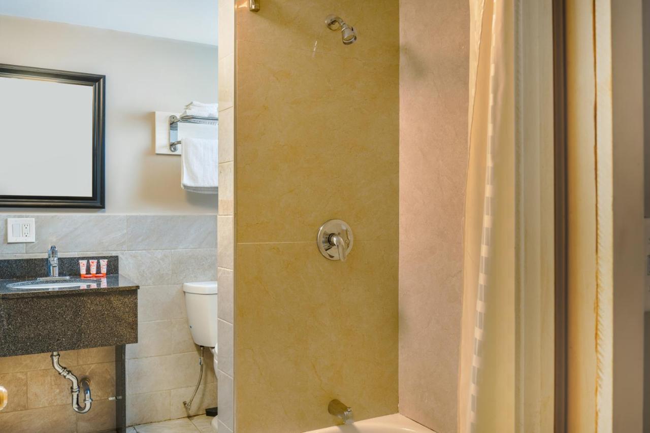 Oyo Hotel Malden Ma Broadway Экстерьер фото