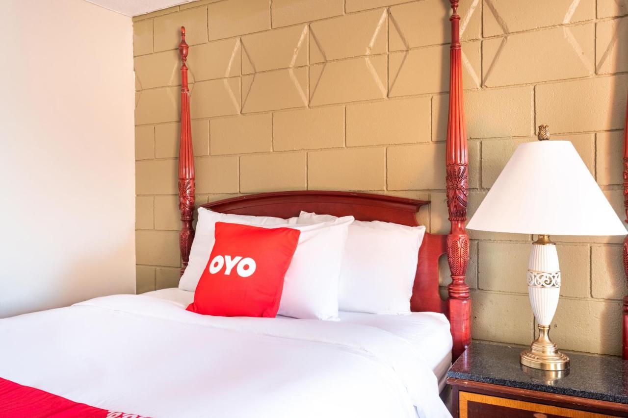 Oyo Hotel Malden Ma Broadway Экстерьер фото