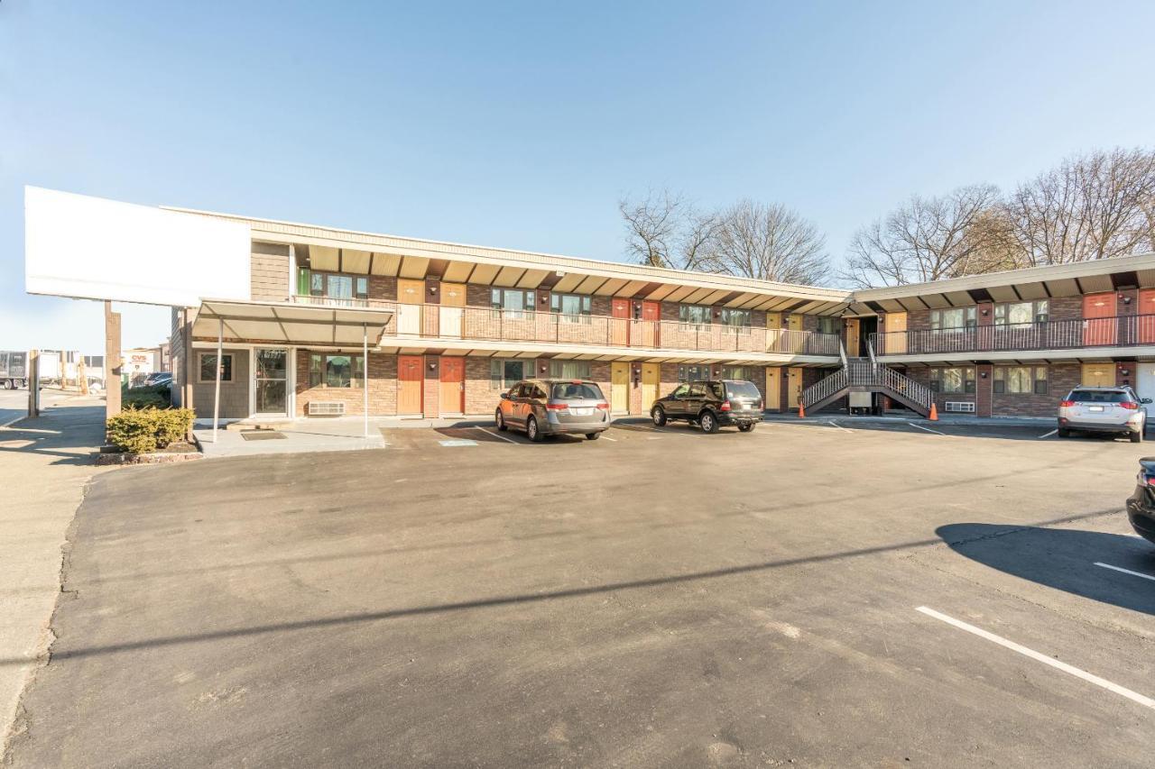 Oyo Hotel Malden Ma Broadway Экстерьер фото