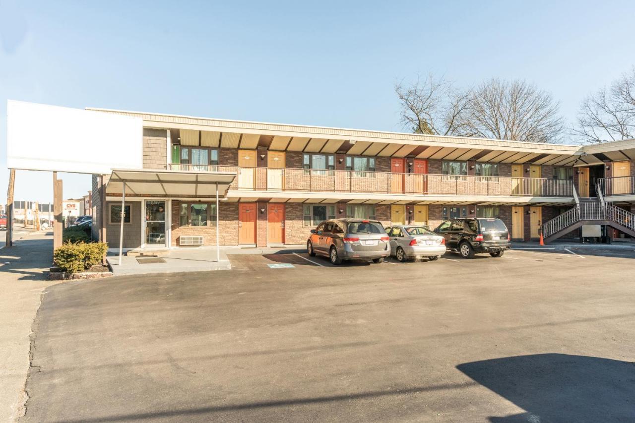 Oyo Hotel Malden Ma Broadway Экстерьер фото