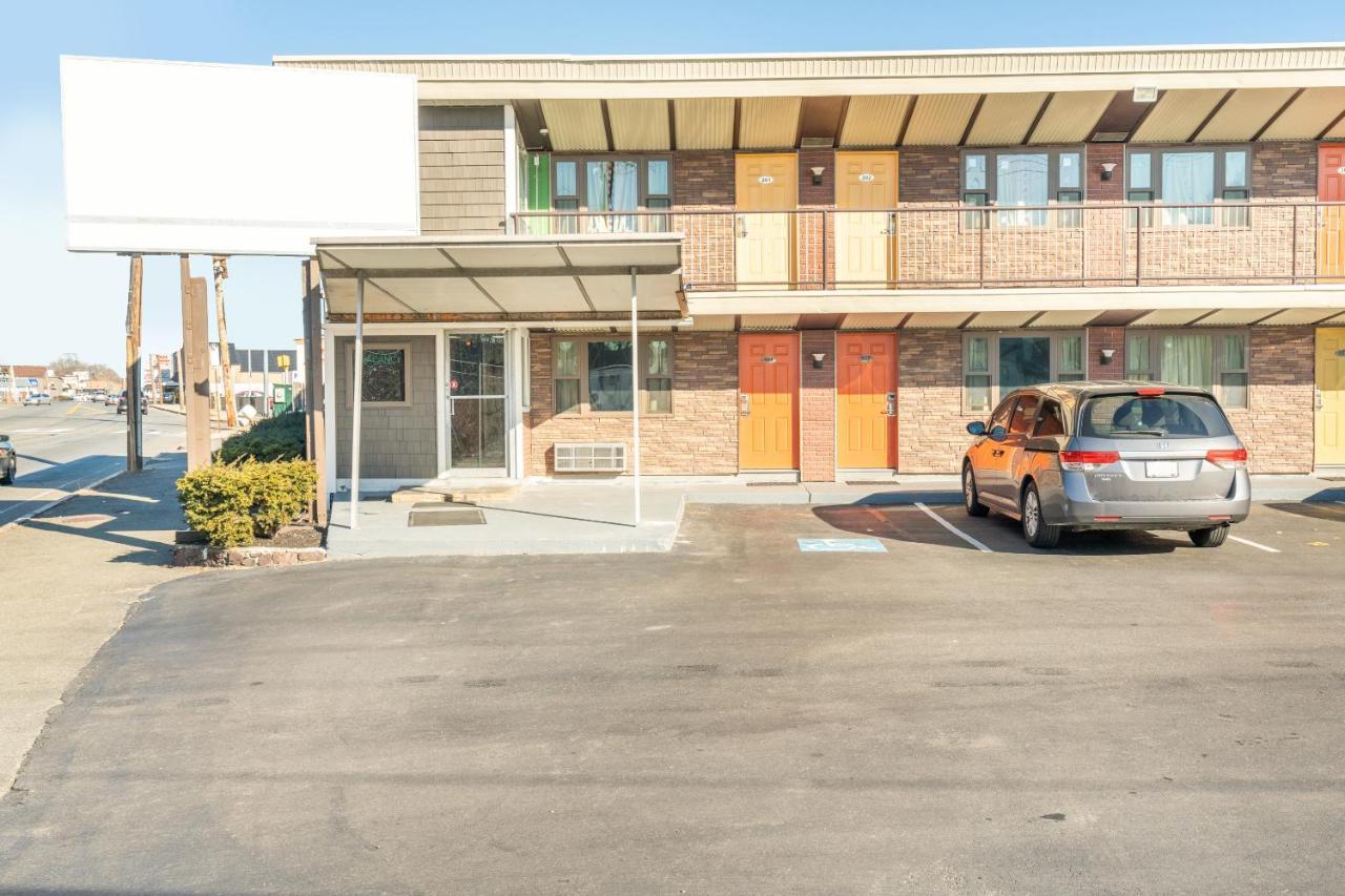 Oyo Hotel Malden Ma Broadway Экстерьер фото