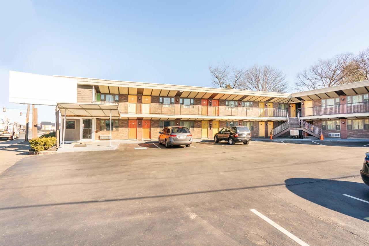 Oyo Hotel Malden Ma Broadway Экстерьер фото